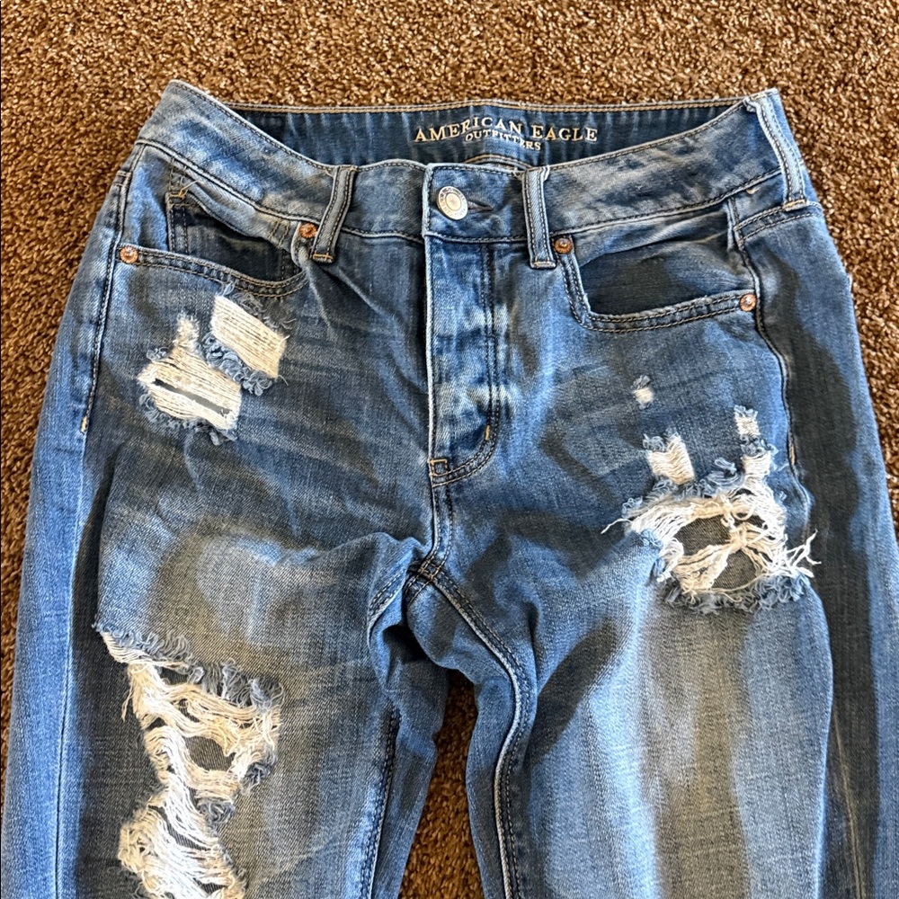 Women’s American Eagle Outfitters Tomgirl blue jeans rips sz 4 Regular - Picture 2 of 3